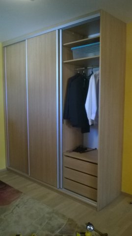 skříň šatní hnědá